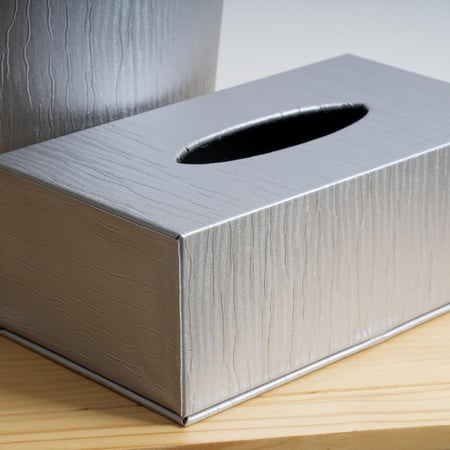 طقم مكوّن من سلة نفايات وعلبة مناديل