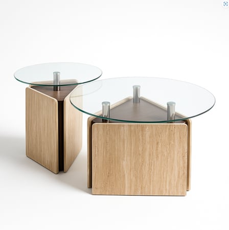 طقم طاولات مودرن بسطح زجاجي شفاف وقاعدة خشبية أنيقة