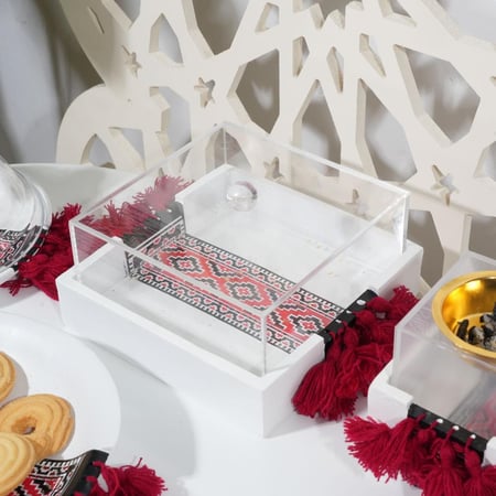 علبة تقديم الحلوي بتصميم تراثي باللون الابيض والاحمر - رمضان 2025