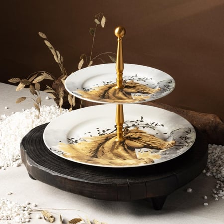 ستاند تقديم الحلوى بتصميم خيل من سمرا باللون الابيض الذهبي