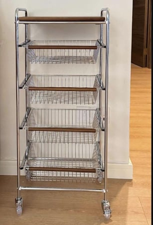 عربة تخزين بأربعه سلال شبكيه حديد و مقابض خشبيه