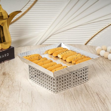 صينية تقديم بقاعدة لون فضي مقاس 22x22 سم- عيد الفطر 2025