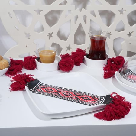 صحن تقديم الحلوي مربع بتصميم تراثي لون ابيض واحمر  - رمضان 2025