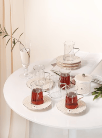 طقم مكون من أكواب شاي وصحون مع سكرية باللون الكريمي مقاس 150 سم مكعب