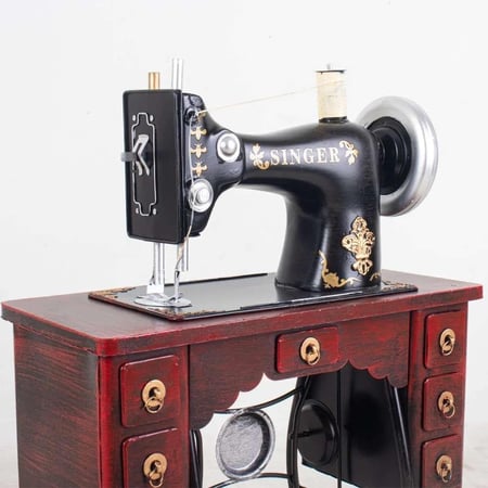 تحفة ديكورية بتصميم الة خياطة ثلاثة ادراج معدن بالوان متعددة مقاس 17x48 سم