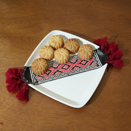 صحن تقديم الحلوي مربع بتصميم تراثي لون ابيض واحمر  - رمضان 2025