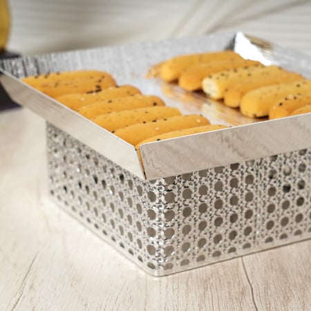 صينية تقديم بقاعدة لون فضي مقاس 22x22 سم- عيد الفطر 2025