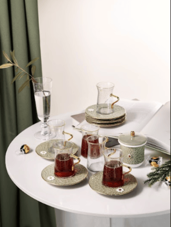 طقم مكون من أكواب شاي وصحون مع سكرية باللون الأخضر مقاس 150 سم مكعب