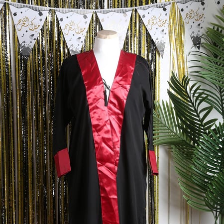 روب حفلات التخرج لون أسود و احمر