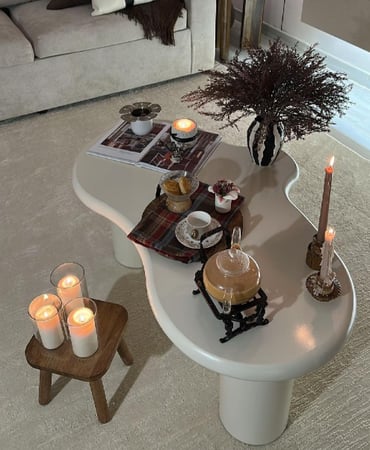 طاولة ضيافة خشب أبيض بتصميم مودرن