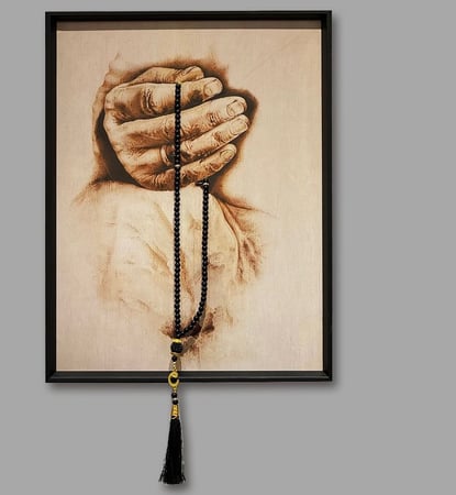 لوحة جدارية بتصميم يد تحمل سبحة لون اسود و بيج مقاس 30x40 سم