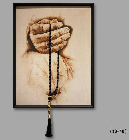 لوحة جدارية بتصميم يد تحمل سبحة لون اسود و بيج مقاس 30x40 سم