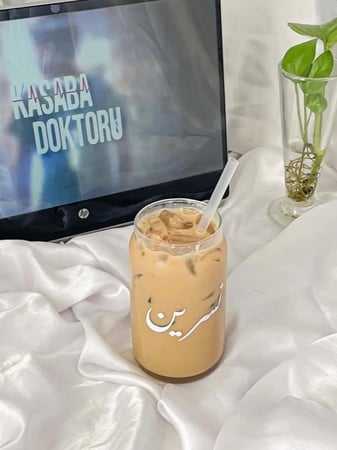 كوب زجاجي بغطاء خشب