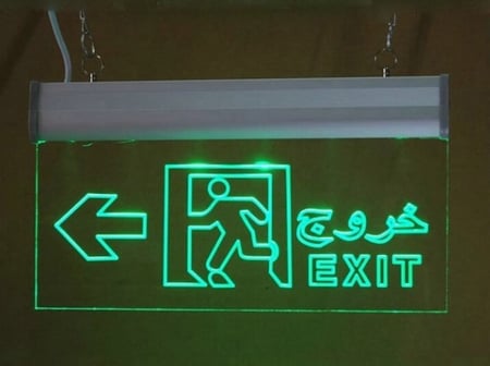 مخرج طوارئ شفاف سهم تحت