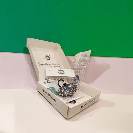 ميدالية سيارة وهو معكم اين ما كنتم