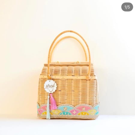 سلة مزينة بدون محتويات