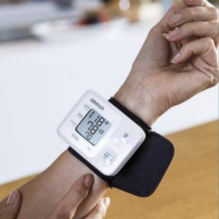 جهاز قياس ضغط الدم من اومرون RS2