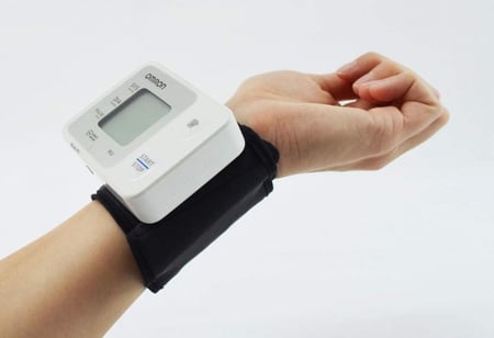 جهاز قياس ضغط الدم من اومرون RS2