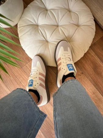 أديداس سامبا بخطوط وردية للسيدات - الخطوة الأنيقة