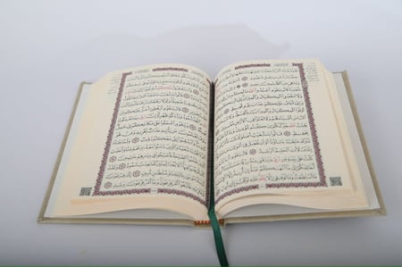 مصحف جلد بيج