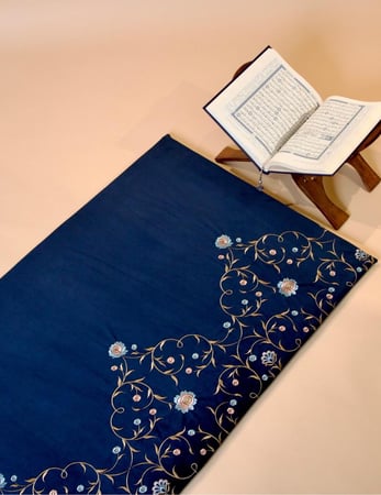 سجادة طبية ميموري فوم مطرزه