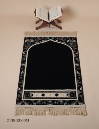 سجادة فاخرة باللون الكحلي