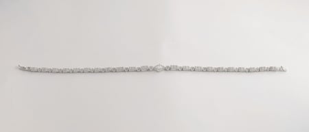 تفاصيل أسوارة ذهبية ملكية تضفي سحرا وأناقة خالدة على مظهرك