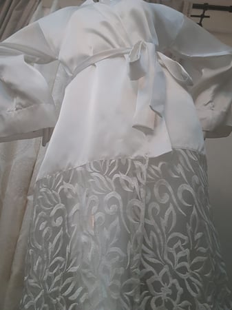 ارواب نوم للعروس حرير ستان مطرزة بالطرف  مع اضافه الاسماء