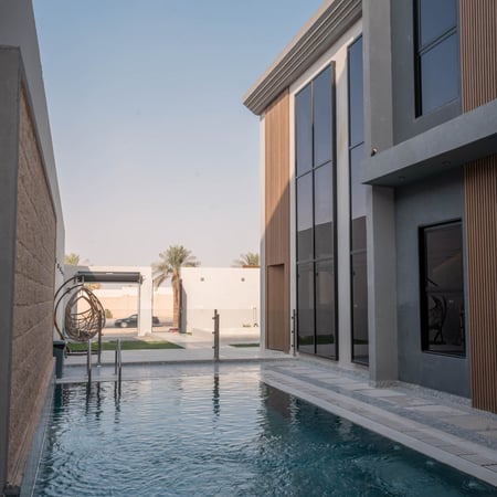 مسبح منتجعات مضيف