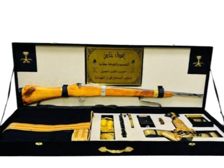 هدية رجالية مجسم بندقية -جنبية -بشت -اهداء مجاني - متجر المحترفون