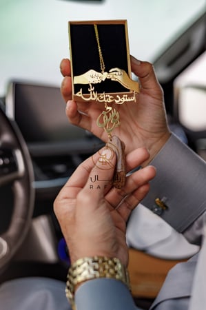 تعليقة كسرة العود بيديين ماسكين قلب