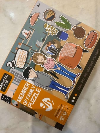 بازل العائلة لزيادة التركيز مكون من قطع مغناطيسية لاصقة وسبورة مدمجة مع قلم