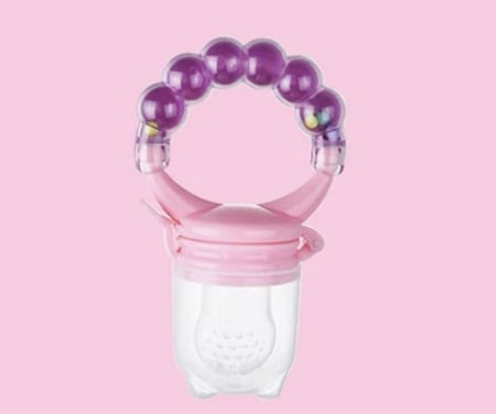 حلقة لتغذية الفاكهة للطفل مع خشخيشة . ملونة