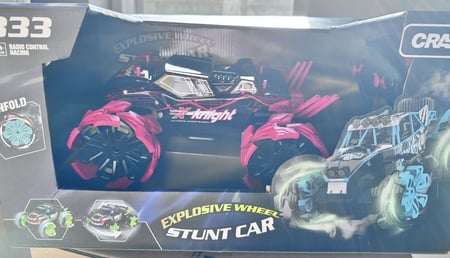 السيارة الخارقة للاماكن الوعرة ( لون عشوائي )