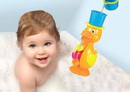 لعبة المرح بالماء مع البطة المائية ( لعبة استحمام)