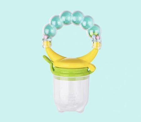 حلقة لتغذية الفاكهة للطفل مع خشخيشة . ملونة