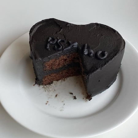 Lunchbox Black Heart Cake