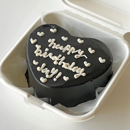 Lunchbox Black Heart Cake