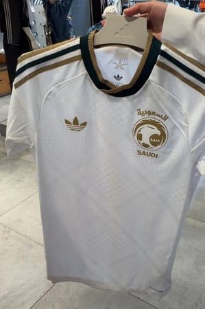 تيشيرت المنتخب السعودي لكاس العالم 2026 الابيض بشعار ذهبي