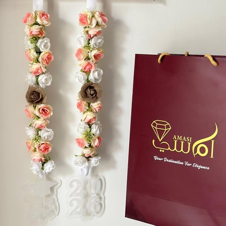 عقد تخرج بالورود الناعمة – أناقة هادئة لحفل التخرج