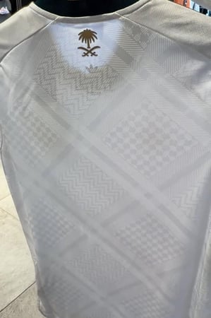 تيشيرت المنتخب السعودي لكاس العالم 2026 الابيض بشعار ذهبي