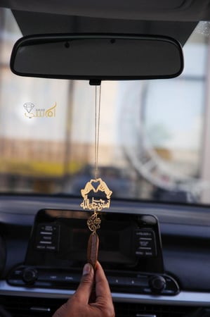 تعليقة كسرة العود بشكل قلب بيدين ترند