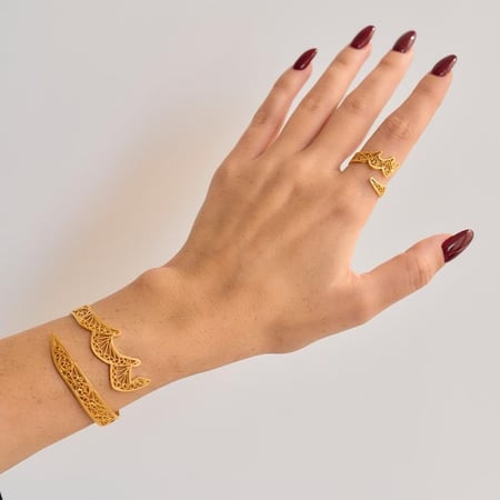 اسواره بتصميم الخط العربي مطلي بالذهب