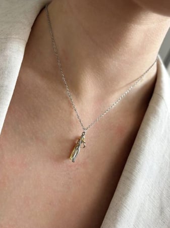 عقد العناق الأبدي ( ليحتضنك دائما بدلاٌ عني )