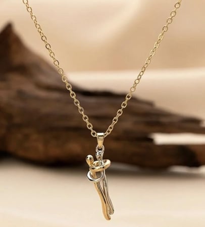 عقد العناق الأبدي ( ليحتضنك دائما بدلاٌ عني )