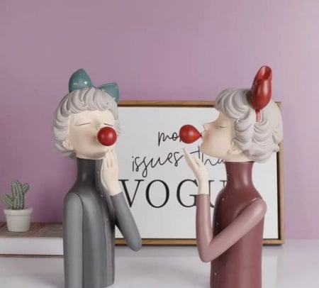 تحفه بشكل بنت تتوفر بحجمين