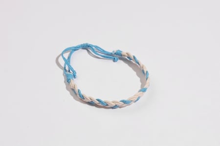 سوار خيط سماوي ابيض