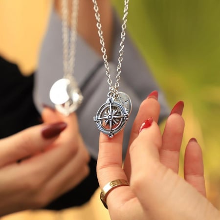 قلادتين فضيتين شكل البوصله مع كتابه لون فضي