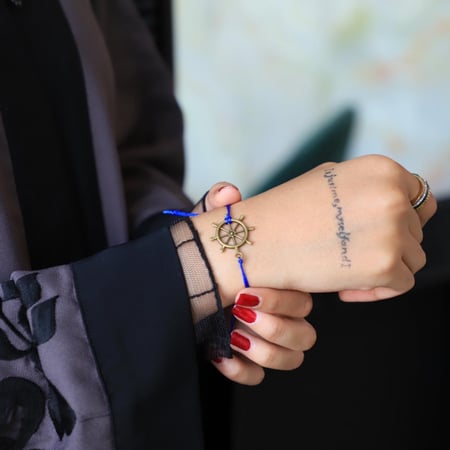 سوارة بشكل دفة السفينه وخيط نحيف باللون الازرق من فوندو