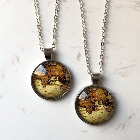 عقد برسمة خريطة العالم لون فضي